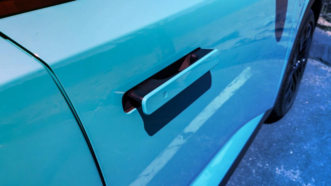 Az autóipar új fejfájása: a süllyesztett kilincsek veszélyei