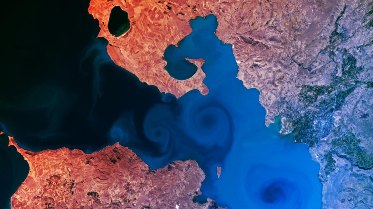 Az elképesztő tejfehér örvények titka a világ legnagyobb szódás tavában