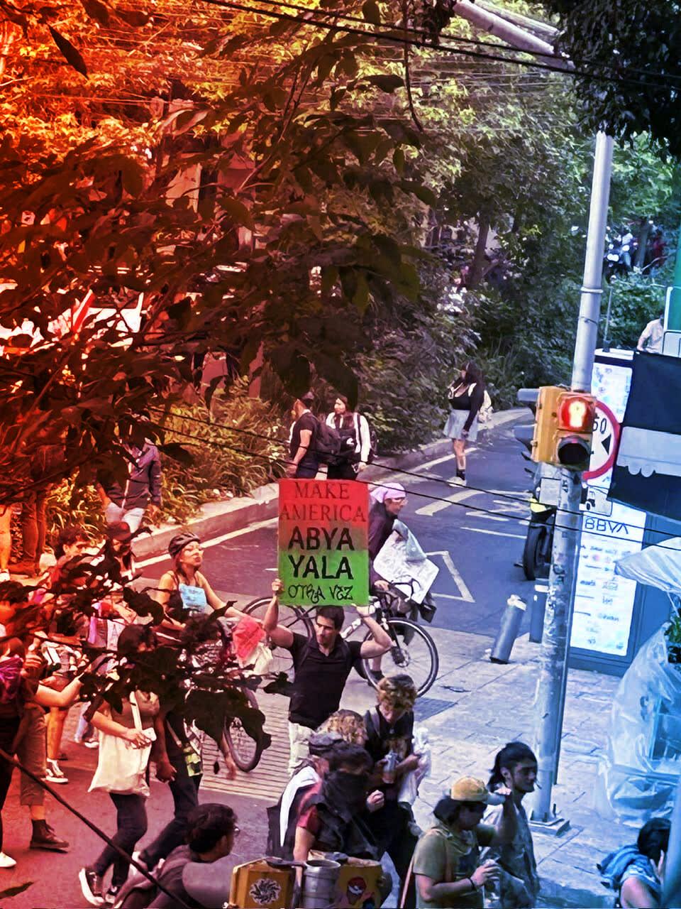 Egyre több helyen kérik, hogy a turisták inkább hazamenjenek