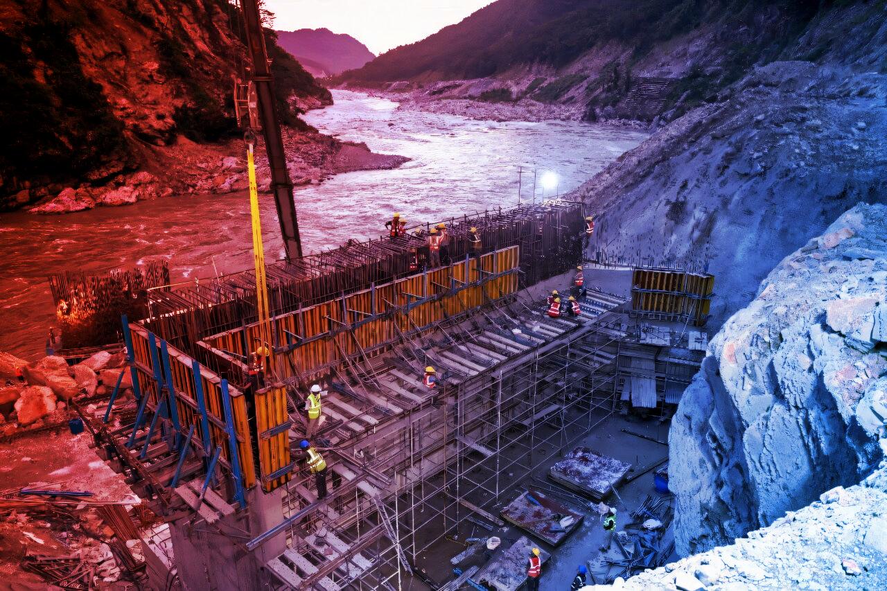 Indiai óriásgát, vízvita Kínával, gondok a helyieknél