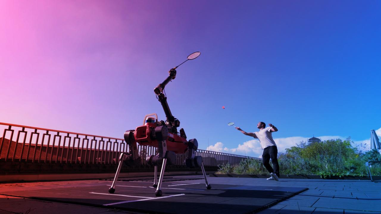 Megérkezett az első robotkutya, aki verhet bennünket tollaslabdában