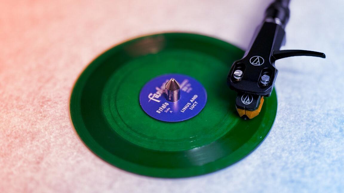 Mini bakelit lemezek, zsebre teheted a lemezjátszót