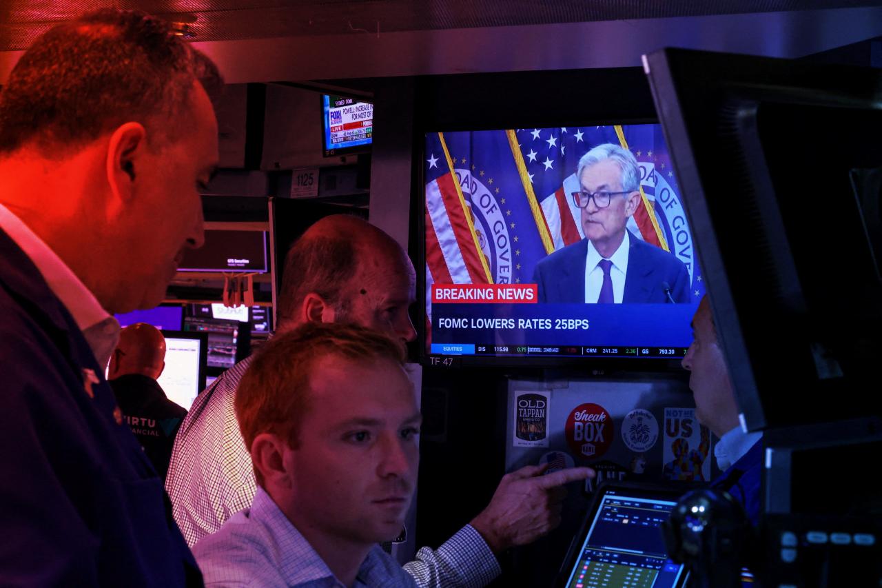 Rekordokat dönt a tőzsde, kamatcsökkentéstól az MI-lázig és iPhone-mániáig