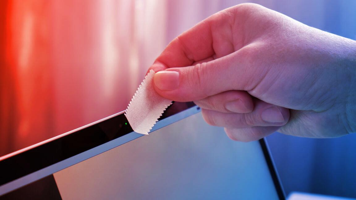 Szextorziós átverés, titokban fotóz a kémprogram pornónézés közben