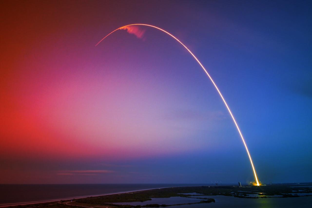 A konkurens Amazon műholdjait viszi fel éjszaka a SpaceX