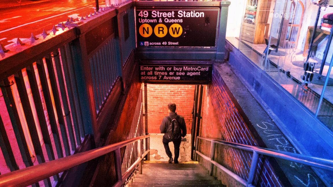 A New York-i metróban már az MI-s nyaklánc is idegesíti az embereket