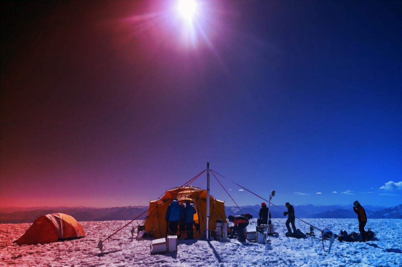 A tádzsik gleccser titkai: miért nem olvad el?