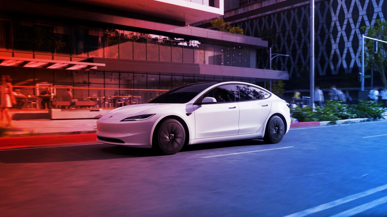 A Tesla menőségre hajt, próbálkozik egy olcsóbb Model Y-jal