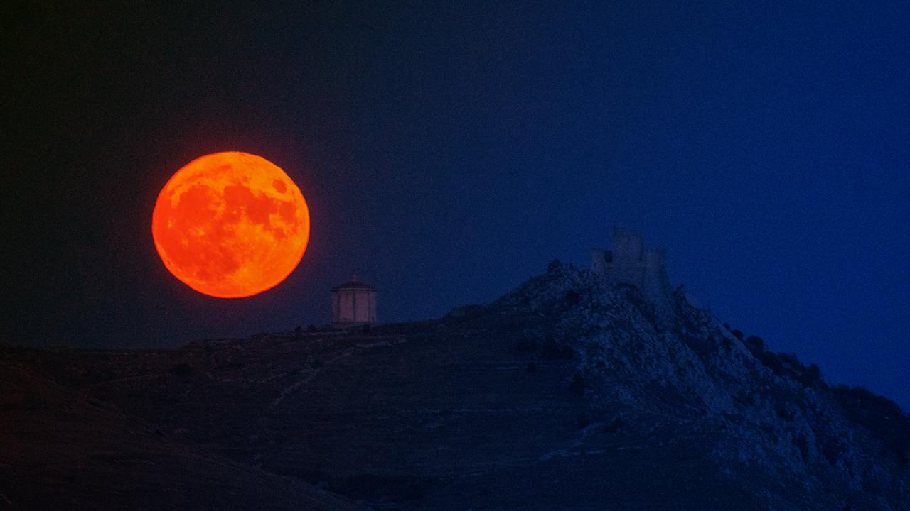 Az Őszi Telihold, Amikor Az Égboltot Is Megzavarja a Termés