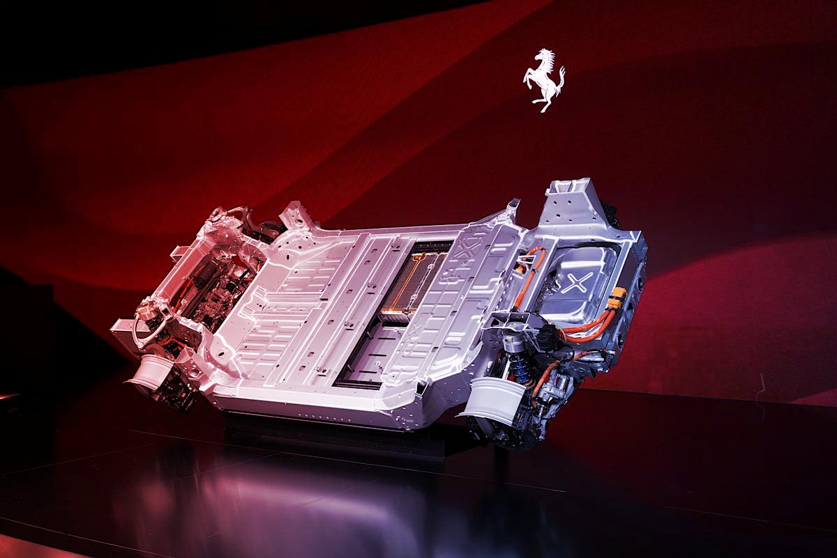 Gyorsabb és zöldebb lett a Ferrari, Jony Ive új autója mindent visz