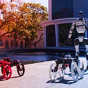 A humanoid robot hátáról rajtol az alakváltó drón