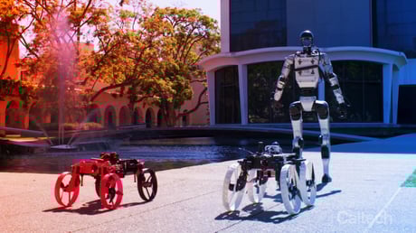 A humanoid robot hátáról rajtol az alakváltó drón