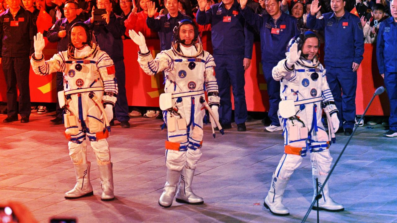 A kínai legénység csapdába esett az űrállomáson: nincs visszaút