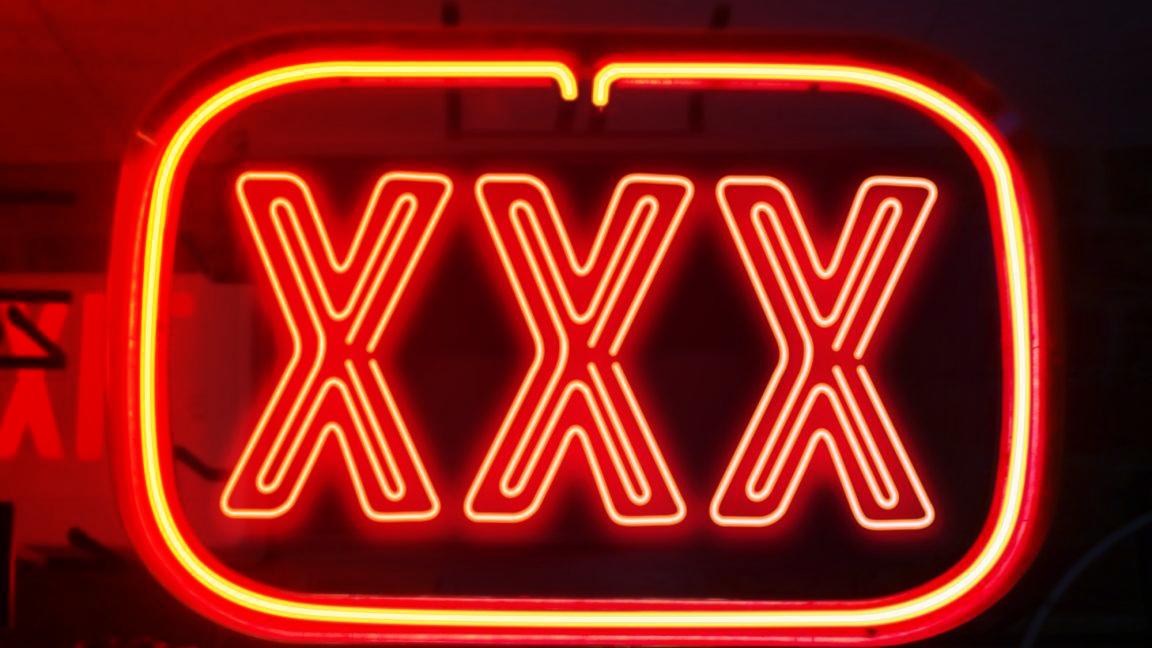 A Pornhub bekeményít: eszközalapú életkor-ellenőrzést követel mindenkinél