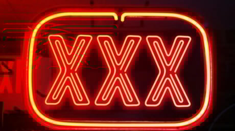 A Pornhub bekeményít: eszközalapú életkor-ellenőrzést követel mindenkinél