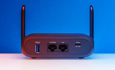 A TP-Link új mini routere: apró erőmű, falja az adatot