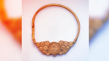 Az arany nyakék: a trón erejének jelképe