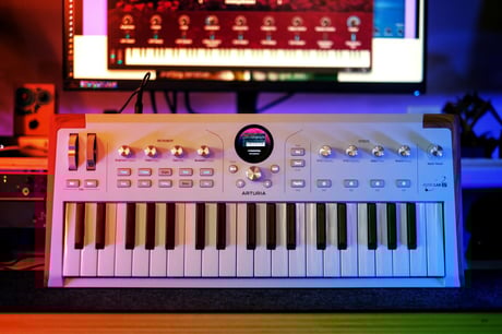 Az AstroLab 37: 44 szintetizátor egyetlen zsebbillentyűzetben
