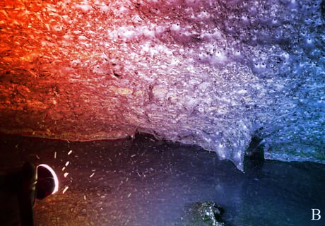 Az óriáspókháló, amely fél teniszpályát borít be