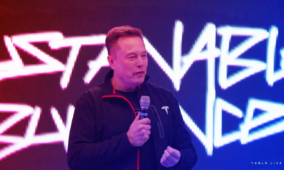 Az új Tesla-álom: most már csetelhetsz is vezetés közben