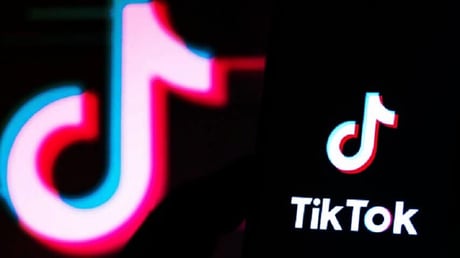 Az új TikTok-trükk: eltűnik az MI-szemét a hírfolyamból?