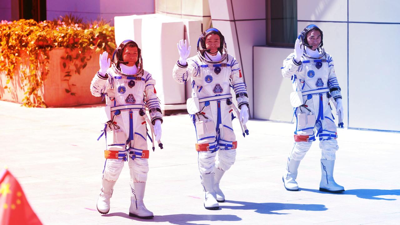 Az űrszemét fogságából szabadulva hazatért a három kínai űrhajós