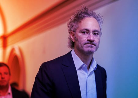 Ismét botrány a Palantir körül, bezuhant a részvény és Karp nekiment a shortosoknak