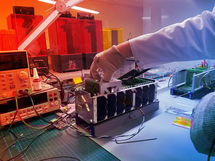 Már az MI irányítja az első műholdat az űrben