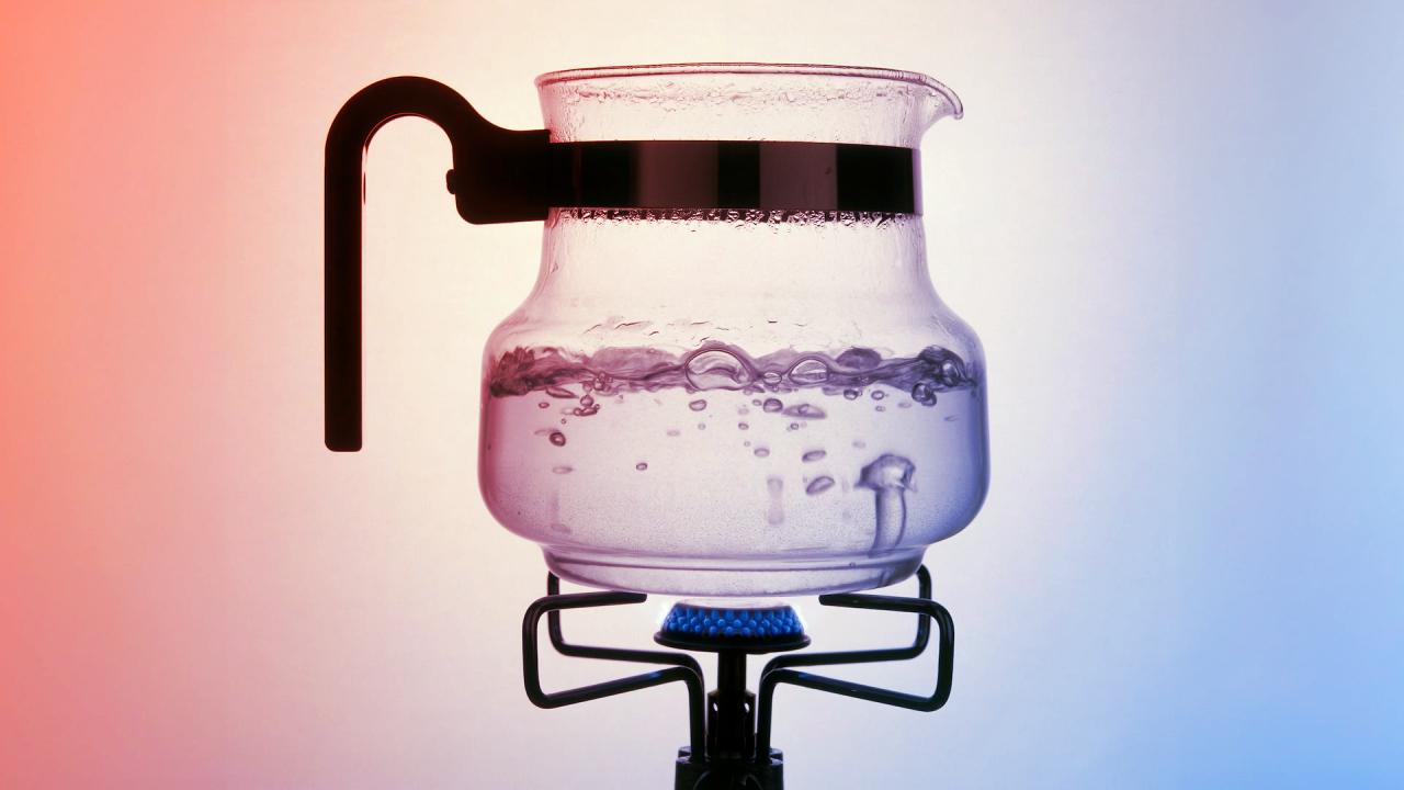 Miért nincs buborék a mikróban forrósított vízben?