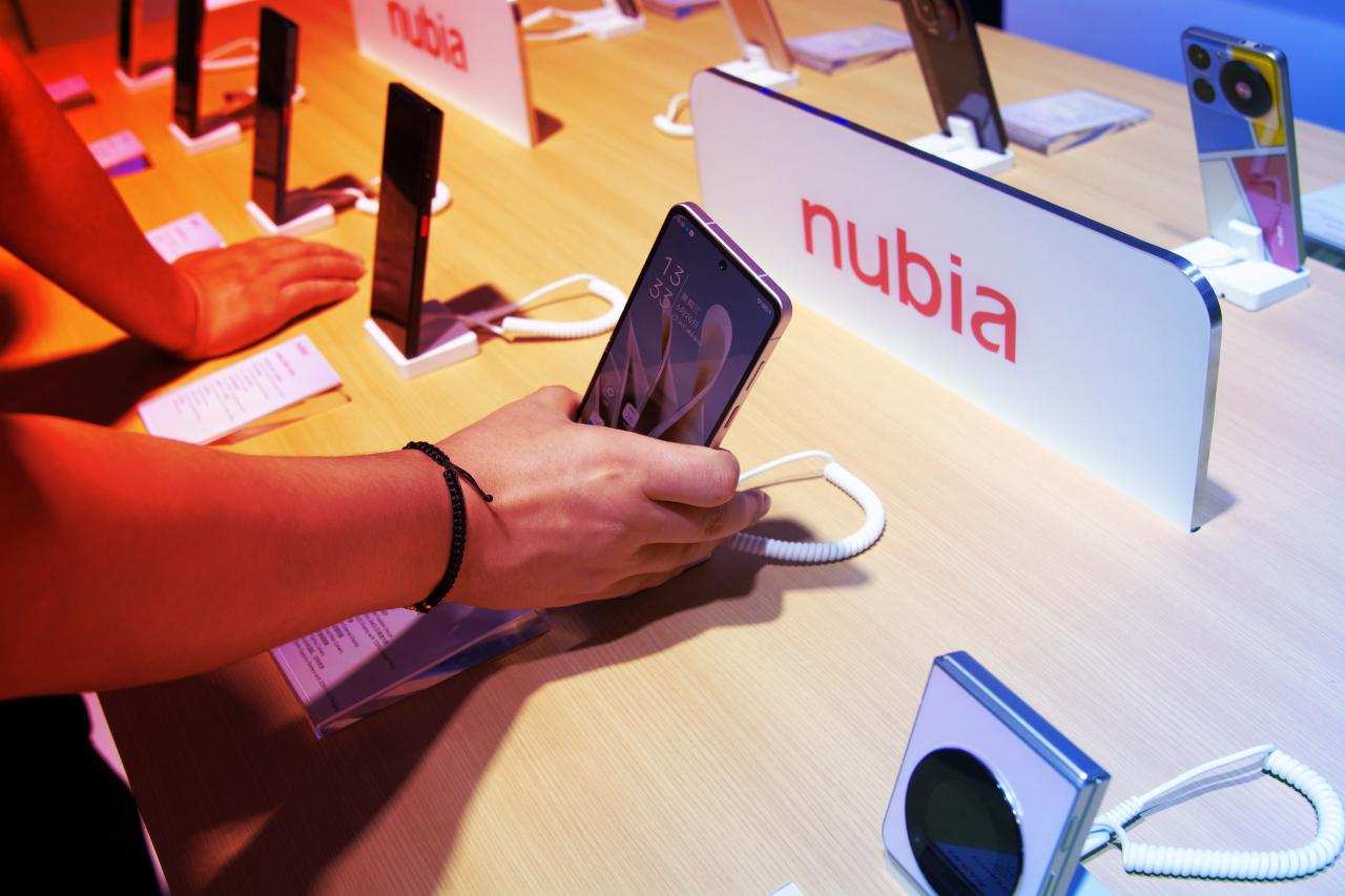 A beszélő asszisztens megérkezett: itt a kínai „A nő” telefon