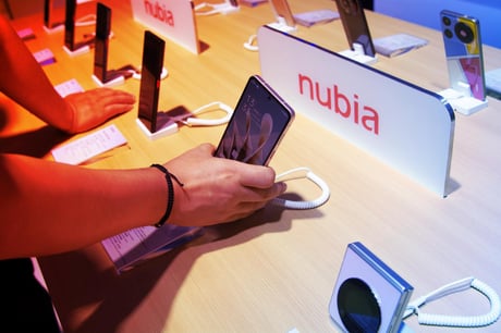 A beszélő asszisztens megérkezett: itt a kínai „A nő” telefon