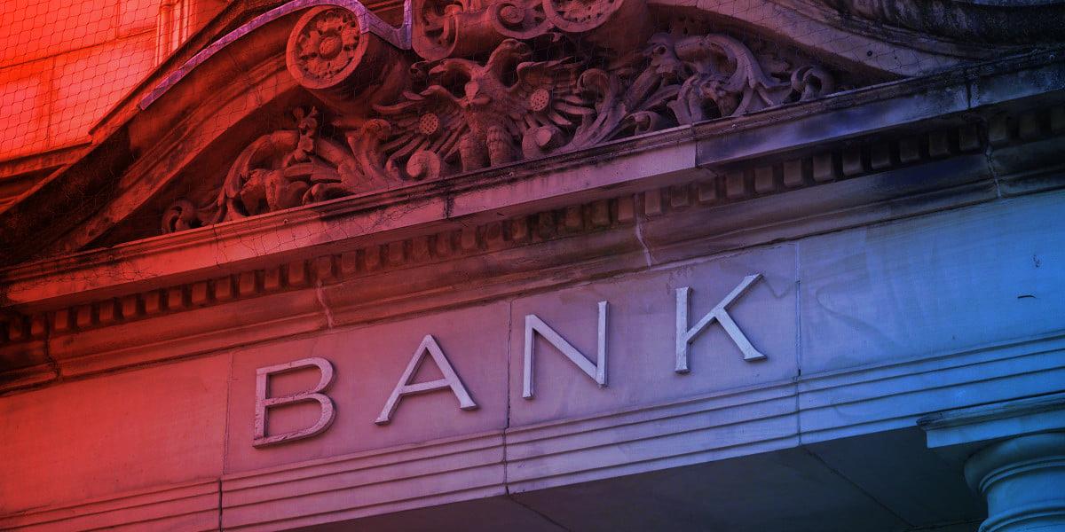 A hongkongi bankok új trükkje: csak személyesen férsz a pénzedhez