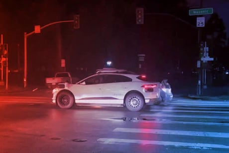 A lefagyott önvezetők San Franciscóban – érkezik a javító MI-frissítés