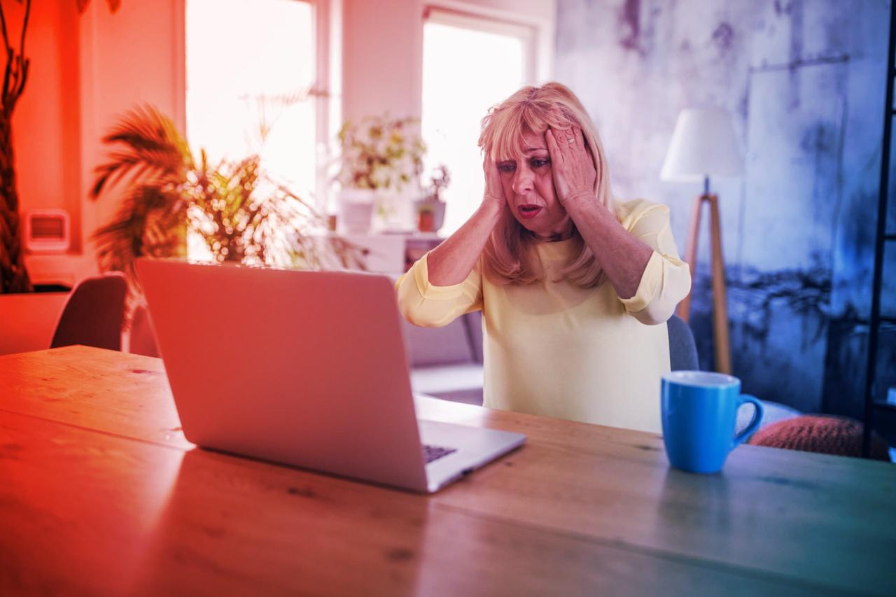 A pénzügyi csalók milliárdokat húznak ki az idősek zsebéből