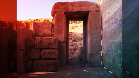 A sivatagból előkerült egyiptomi naptemplom döbbenetes titkai