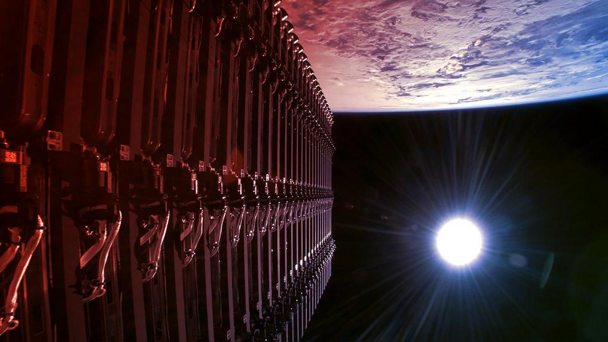 A Starlink-műhold felrobbant, űrszemétté vált darabok keringenek