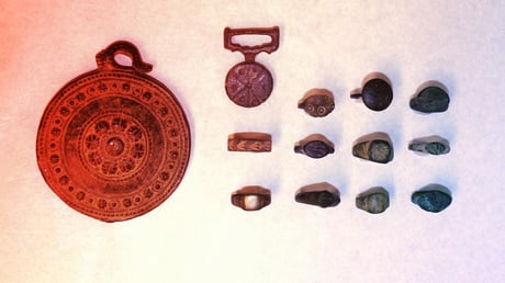 A turkálóban talált ősi leletek: botrány vagy kincs?