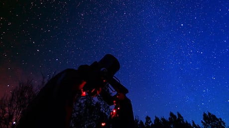 A világegyetem utolsó visszhangja: a fekete lyukak suttogása