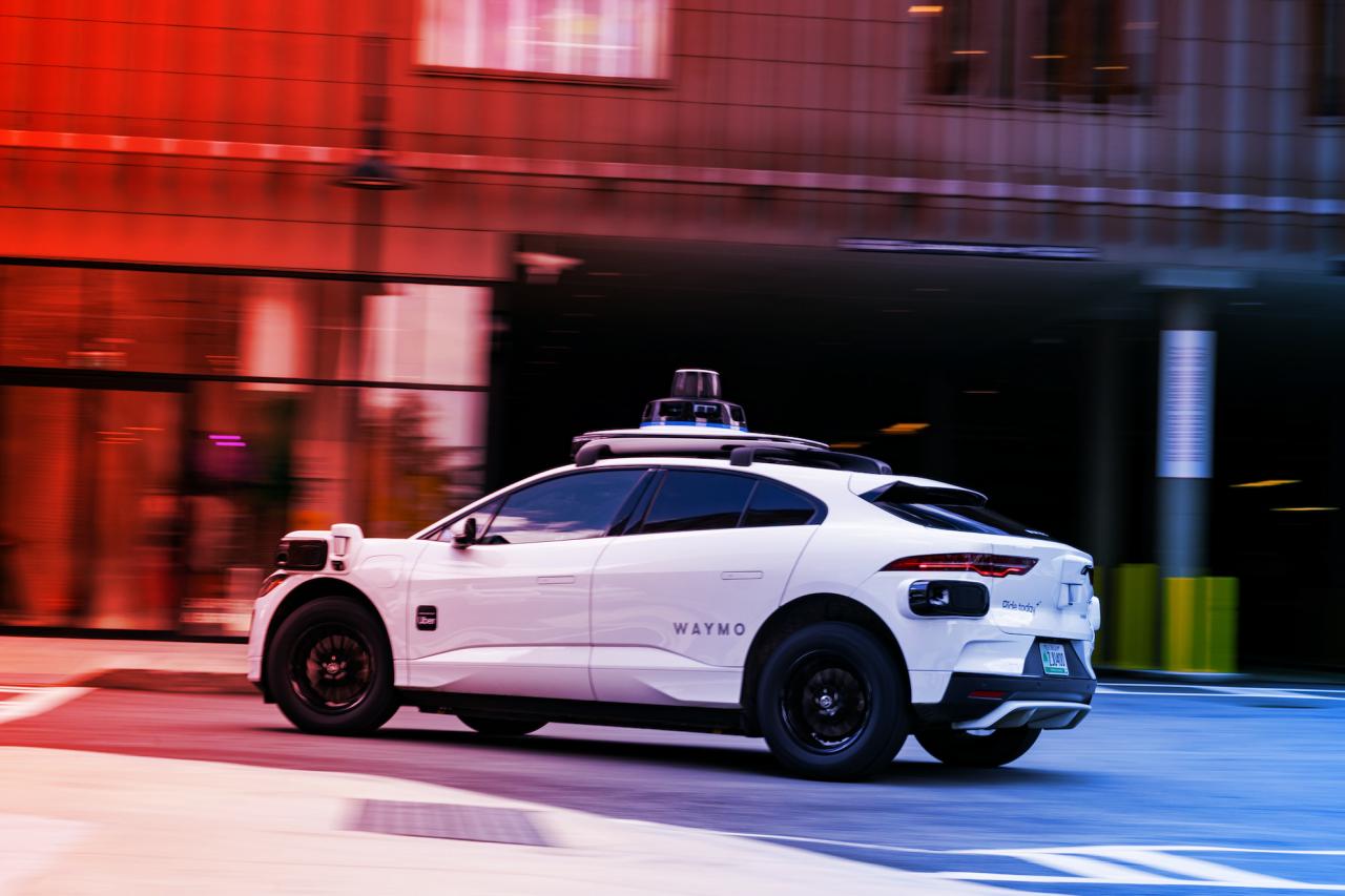 A Waymo robotautói továbbra is megszegik a KRESZ-t Austinban