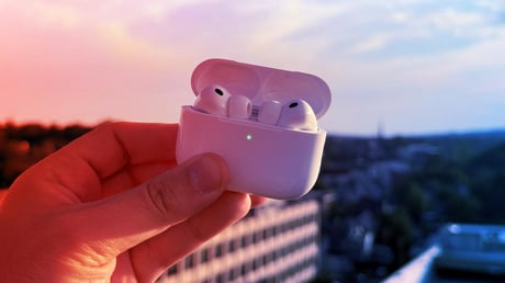 Az AirPods Pro 3 még mindig recseg, Appleék hallgatnak