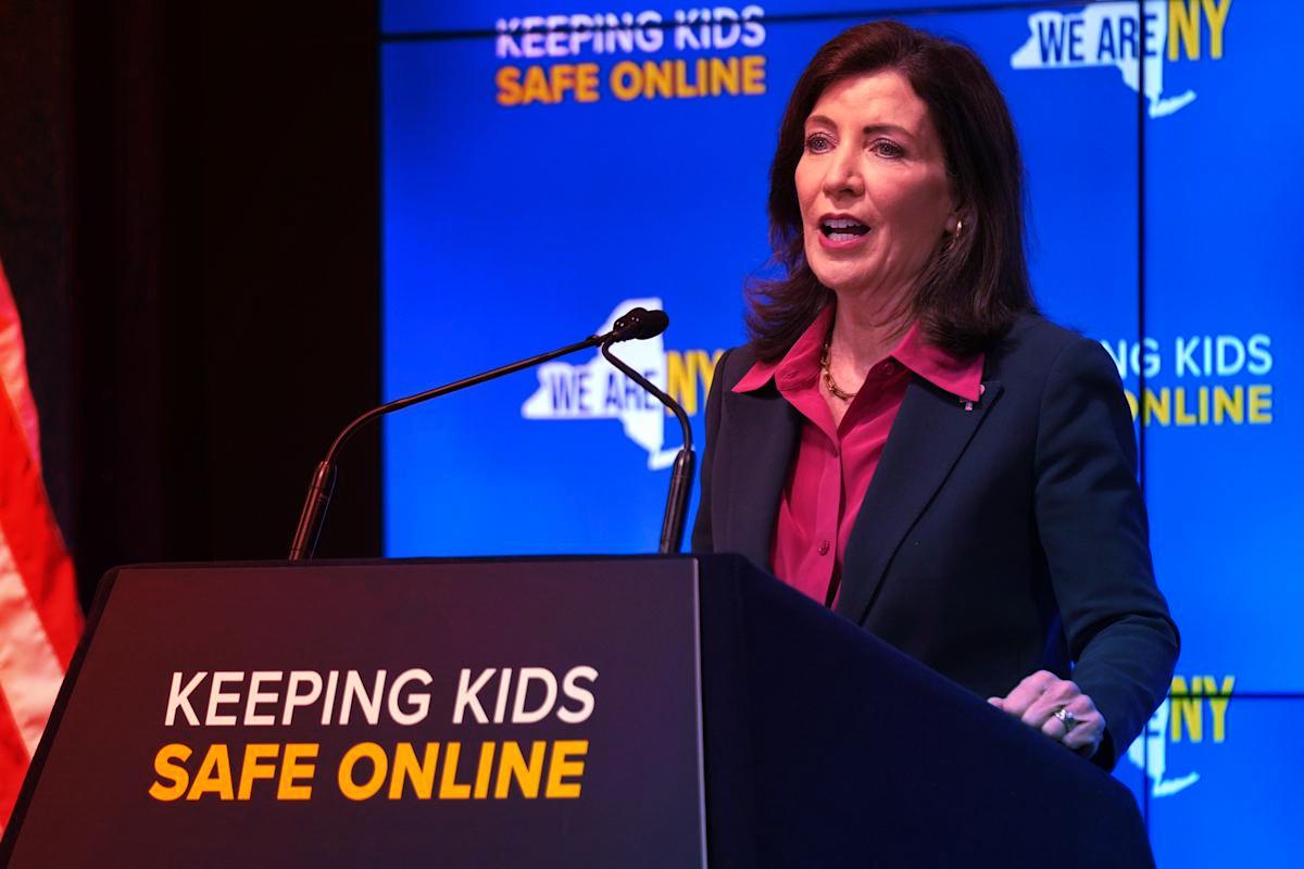 Az állam bekeményít: jönnek a figyelmeztető címkék a közösségi oldalakon