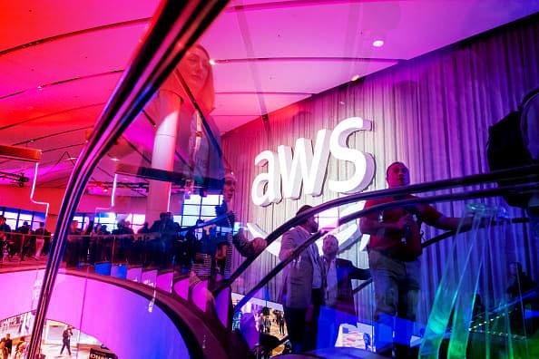 Az Amazon 36 millióért engedi személyre szabni a saját MI-modelleket