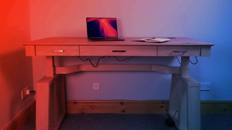 Az Ark EL íróasztal: stílusforradalom vagy giccsparádé?