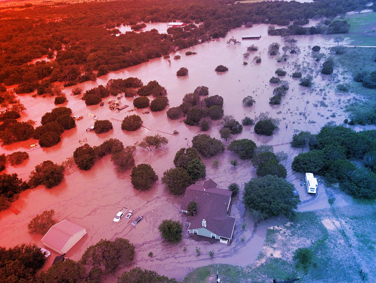 Az elmaradt árvízriasztás tragédiát hozott egy texasi táborban