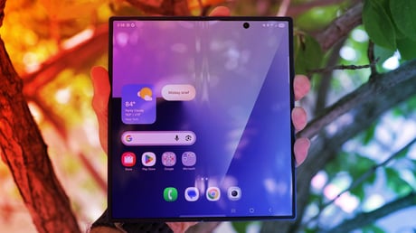 Az év nagy dobása a Samsungtól: érdemes hajtogathatóra váltani?