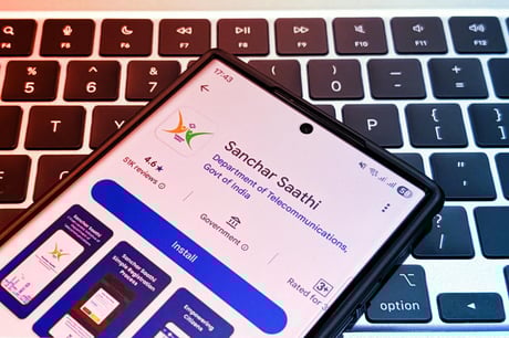 Az indiai Nagy Testvér mindent lát: nyilvántartanak minden okostelefont