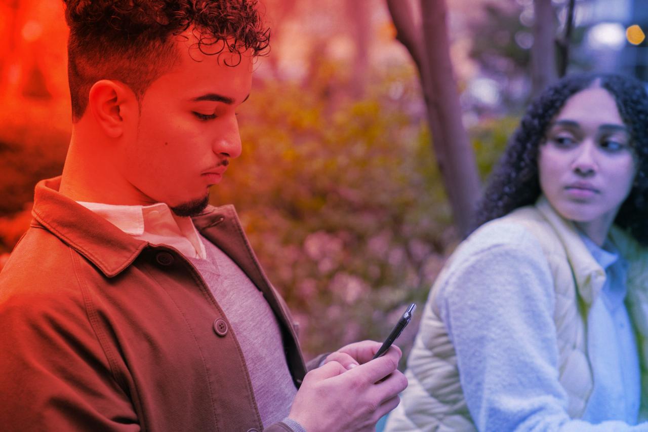 Az Instagram-féltékenység egyre több fiatal párt tesz tönkre