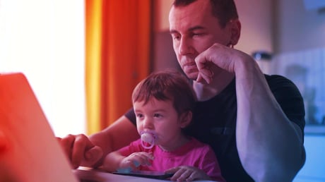 Az iPad előtt felnövő gyerekek bizonytalanabbak és szorongóbbak