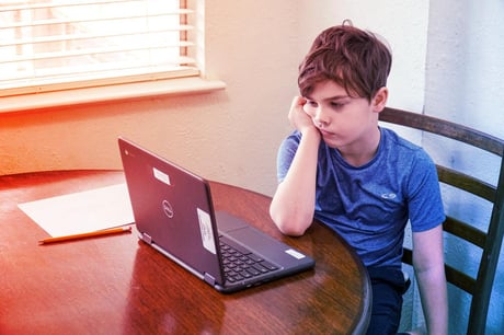 Az online gyermekbántalmazás tombol – Van ebből kiút?