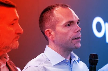 Az Oracle nyakig eladósodik az MI‑őrületben